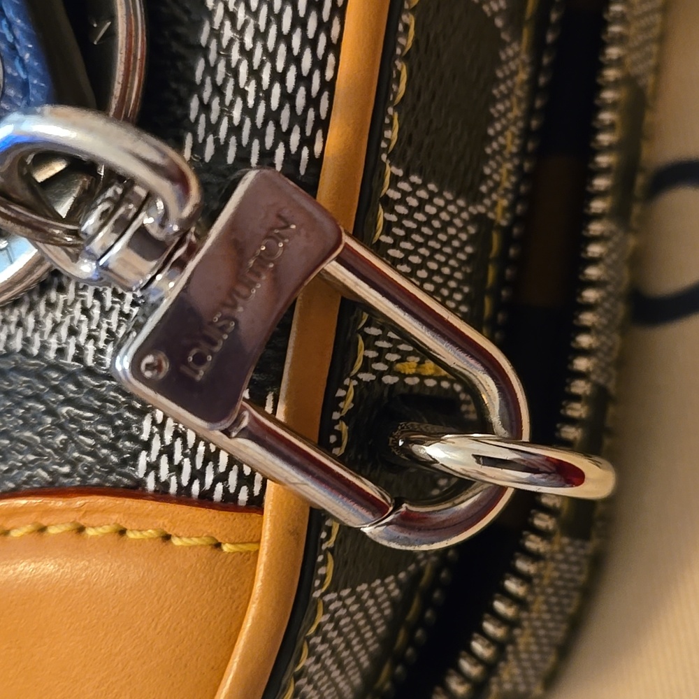 Louis Vuitton Damier Ebene Giraffe Key Holder Charm Jake and Dinos Chapman 2017 - Picture 5 of 9